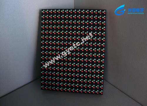 点间距：10mm 显示密度：10000d/m² 像素组成：1R1G1B 选用高品质的LED晶片，发光效率高，亮度减小，显示屏稳定性和可靠性好; 采用全方位防静电措施，有效降低静电对LED灯管损害，控制每年的瞎灯率的百万分之五以内; 先进的生产加工工艺，保证了显示屏的品质和寿命; 成本低，像素高，画面细腻清晰;