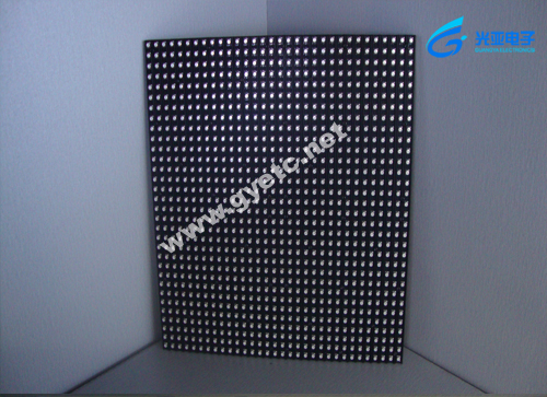 点间距：6mm 显示密度：27777d/m² 像素组成：1R1G1B 选用高品质的LED晶片，发光效率高，亮度减小，显示屏稳定性和可靠性好; 采用全方位防静电措施，有效降低静电对LED灯管损害，控制每年的瞎灯率的百万分之五以内; 先进的生产加工工艺，保证了显示屏的品质和寿命; 成本低，像素高，画面细腻清晰;