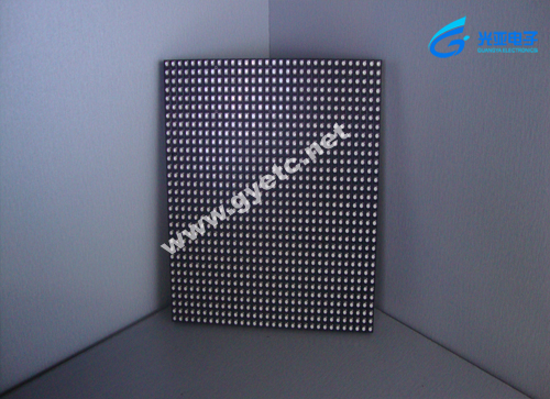 点间距：5mm 显示密度：40000d/m² 像素组成：1R1G1B 选用高品质的LED晶片，发光效率高，亮度减小，显示屏稳定性和可靠性好; 采用全方位防静电措施，有效降低静电对LED灯管损害，控制每年的瞎灯率的百万分之五以内; 先进的生产加工工艺，保证了显示屏的品质和寿命; 成本低，像素高，画面细腻清晰;
