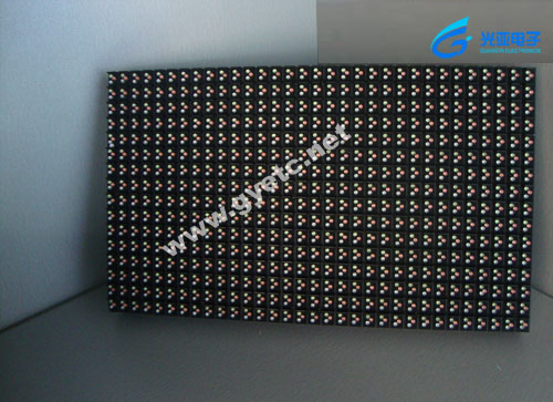 点间距：8mm 显示密度：15625d/m² 像素组成：1R1G1B 选用高品质的LED晶片，发光效率高，亮度减小，显示屏稳定性和可靠性好; 采用全方位防静电措施，有效降低静电对LED灯管损害，控制每年的瞎灯率的百万分之五以内; 先进的生产加工工艺，保证了显示屏的品质和寿命; 成本低，像素高，画面细腻清晰;