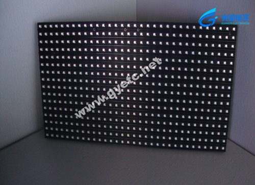 点间距：7.62mm 显示密度：17222d/m² 像素组成：1R1G1B 选用高品质的LED晶片，发光效率高，亮度减小，显示屏稳定性和可靠性好; 采用全方位防静电措施，有效降低静电对LED灯管损害，控制每年的瞎灯率的百万分之五以内; 先进的生产加工工艺，保证了显示屏的品质和寿命; 成本低，像素高，画面细腻清晰