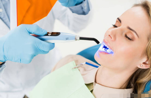 树脂补牙是如何利用紫外线进行固化的？