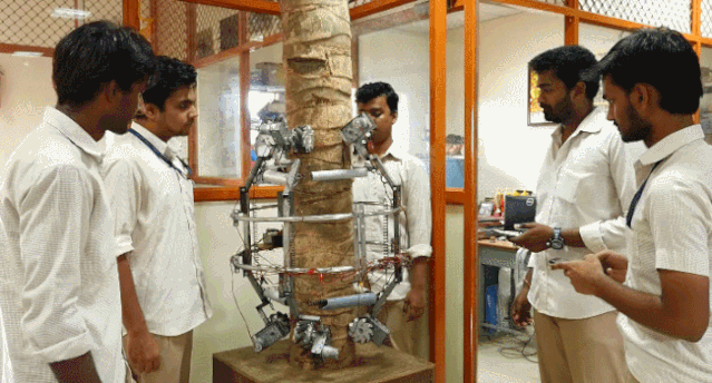 八轮攀爬器+电动切割机，这个印度机器人替你爬树摘椰子