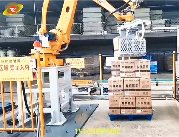 码垛机器人化工行业双线同时码垛液态尿素桶和箱子使用案例