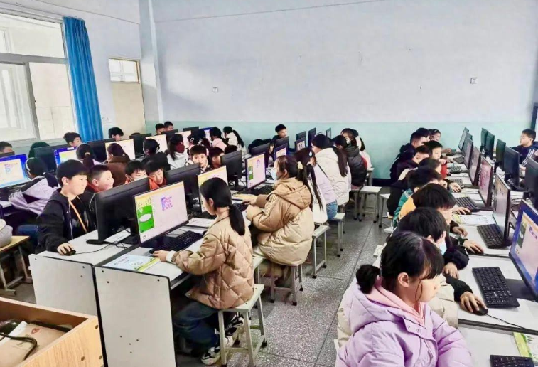 近万台龙芯3A5000电脑走进鹤壁中小学课堂