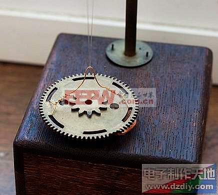 太阳能钟摆 - 简单易做的桌面装饰Solar pendulum